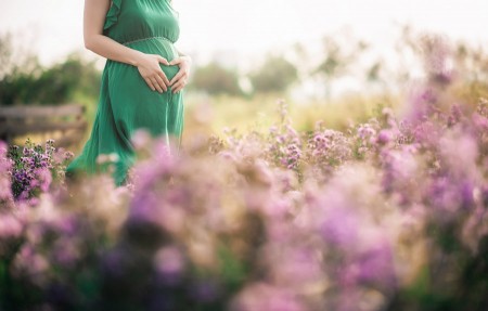 お腹に手を添える妊婦